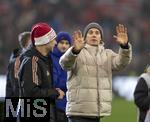 20.12.2024, Fussball 1. Bundesliga 2024/2025, 15. Spieltag,  FC Bayern Mnchen - RB Leipzig, in der Allianz-Arena Mnchen.  Schlussjubel nach dem Spiel, v.li: Aleksandar Pavlovic (Bayern Mnchen)  und Torwart Manuel Neuer (FC Bayern Mnchen) winken den Fans 