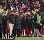 20.12.2024, Fussball 1. Bundesliga 2024/2025, 15. Spieltag,  FC Bayern Mnchen - RB Leipzig, in der Allianz-Arena Mnchen. Nach dem Spiel spricht  Vorstandsvorsitzender Jan-Christian Dreesen auf dem Platz zu den Fans und teilt sein Mitgefhl fr die Opfer des Magdeburger Weihnachtsmarkt Anschlags. Die anschlieende Weihnachtsfeier der Spieler fr die Fans auf dem Platz fllt aus, es wird nur noch stille Nacht gesungen. Betroffen hren die Bayernspieler am Spielfeldrand die traurigen Meldungen. Joao Palhinha (FC Bayern Mnchen), Serge Gnabry (FC Bayern Mnchen), Harry Kane (FC Bayern Mnchen) 
 