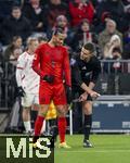 20.12.2024, Fussball 1. Bundesliga 2024/2025, 15. Spieltag,  FC Bayern Mnchen - RB Leipzig, in der Allianz-Arena Mnchen. Schiedsrichter Daniel Siebert bringt am Boden bei Leroy Sane (Bayern Mnchen) sein Freistospray an, der amsiert sich darber.