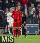 20.12.2024, Fussball 1. Bundesliga 2024/2025, 15. Spieltag,  FC Bayern Mnchen - RB Leipzig, in der Allianz-Arena Mnchen. Schiedsrichter Daniel Siebert bringt am Boden bei Leroy Sane (Bayern Mnchen) sein Freistospray an, der amsiert sich darber.