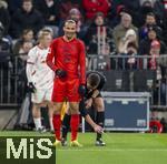 20.12.2024, Fussball 1. Bundesliga 2024/2025, 15. Spieltag,  FC Bayern Mnchen - RB Leipzig, in der Allianz-Arena Mnchen. Schiedsrichter Daniel Siebert bringt am Boden bei Leroy Sane (Bayern Mnchen) sein Freistospray an, der amsiert sich darber.