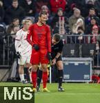 20.12.2024, Fussball 1. Bundesliga 2024/2025, 15. Spieltag,  FC Bayern Mnchen - RB Leipzig, in der Allianz-Arena Mnchen. Schiedsrichter Daniel Siebert bringt am Boden bei Leroy Sane (Bayern Mnchen) sein Freistospray an, der amsiert sich darber.