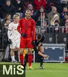 20.12.2024, Fussball 1. Bundesliga 2024/2025, 15. Spieltag,  FC Bayern Mnchen - RB Leipzig, in der Allianz-Arena Mnchen. Schiedsrichter Daniel Siebert bringt am Boden bei Leroy Sane (Bayern Mnchen) sein Freistospray an, der amsiert sich darber.