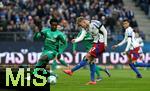 21.12.2024, Fussball 2. Bundesliga 2024/2025, 17. Spieltag, Hamburger SV - SpVgg Greuther Frth, im Volksparkstadion Hamburg. Tor zum 3:0, (L-R) Gideon Jung (Greuther Frth) gegen Torschtze Adam Karabec (Hamburg)


