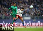 21.12.2024, Fussball 2. Bundesliga 2024/2025, 17. Spieltag, Hamburger SV - SpVgg Greuther Frth, im Volksparkstadion Hamburg. (L-R) Sacha Banse (Greuther Frth) gegen Immanuel Pherai (Hamburg)


