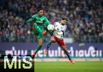 21.12.2024, Fussball 2. Bundesliga 2024/2025, 17. Spieltag, Hamburger SV - SpVgg Greuther Frth, im Volksparkstadion Hamburg. (L-R) Sacha Banse (Greuther Frth) gegen Immanuel Pherai (Hamburg)


