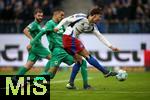 21.12.2024, Fussball 2. Bundesliga 2024/2025, 17. Spieltag, Hamburger SV - SpVgg Greuther Frth, im Volksparkstadion Hamburg. Tor zum 5:0, (L-R) Maximilian Dietz (Greuther Frth) gegen Torschtze Otto Emerson Stange (Hamburg)


