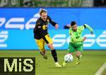 22.12.2024, Fussball 1. Bundesliga 2024/2025, 15. Spieltag, VfL Wolfsburg - Borussia Dortmund, in der Volkswagen Arena Wolfsburg. (L-R) Julian Brandt (Borussia Dortmund) gegen Mohamed Amoura (VfL Wolfsburg)


