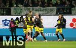 22.12.2024, Fussball 1. Bundesliga 2024/2025, 15. Spieltag, VfL Wolfsburg - Borussia Dortmund, in der Volkswagen Arena Wolfsburg. Jubel Borussia Dortmund zum Tor zum 0:3, Torschtze Julian Brandt (mi., Borussia Dortmund)


