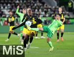 22.12.2024, Fussball 1. Bundesliga 2024/2025, 15. Spieltag, VfL Wolfsburg - Borussia Dortmund, in der Volkswagen Arena Wolfsburg. (L-R) Jamie Bynoe-Gittens (Borussia Dortmund) gegen Mohamed Amoura (VfL Wolfsburg)


