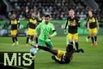 22.12.2024, Fussball 1. Bundesliga 2024/2025, 15. Spieltag, VfL Wolfsburg - Borussia Dortmund, in der Volkswagen Arena Wolfsburg. (L-R) Mohamed Amoura (VfL Wolfsburg) gegen Jamie Bynoe-Gittens (Borussia Dortmund)


