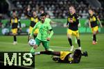 22.12.2024, Fussball 1. Bundesliga 2024/2025, 15. Spieltag, VfL Wolfsburg - Borussia Dortmund, in der Volkswagen Arena Wolfsburg. (L-R) Mohamed Amoura (VfL Wolfsburg) gegen Jamie Bynoe-Gittens (Borussia Dortmund)


