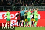 22.12.2024, Fussball 1. Bundesliga 2024/2025, 15. Spieltag, VfL Wolfsburg - Borussia Dortmund, in der Volkswagen Arena Wolfsburg. (L-R) Schiedsrichter Matthias Jllenbeck zeigt Pascal Gro (Borussia Dortmund) die rote Karte


