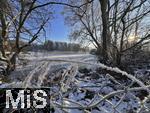 28.12.2024,  Winter in Bayern. Bad Wrishofen im Unterallgu. Abendstimmung am Waldsee im Sden der Stadt, die Wasserflche ist zugefroren, die Klte ist sprbar in der untergehenden Abendsonne. 