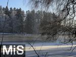 28.12.2024,  Winter in Bayern. Bad Wrishofen im Unterallgu. Abendstimmung am Waldsee im Sden der Stadt, die Wasserflche ist zugefroren, die Klte ist sprbar in der untergehenden Abendsonne. 