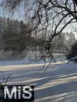 28.12.2024,  Winter in Bayern. Bad Wrishofen im Unterallgu. Abendstimmung am Waldsee im Sden der Stadt, die Wasserflche ist zugefroren, die Klte ist sprbar in der untergehenden Abendsonne. 