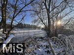 28.12.2024,  Winter in Bayern. Bad Wrishofen im Unterallgu. Abendstimmung am Waldsee im Sden der Stadt, die Wasserflche ist zugefroren, die Klte ist sprbar in der untergehenden Abendsonne. 