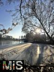 28.12.2024,  Winter in Bayern. Bad Wrishofen im Unterallgu. Abendstimmung am Waldsee im Sden der Stadt, die Wasserflche ist zugefroren, die Klte ist sprbar in der untergehenden Abendsonne. 