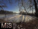 28.12.2024,  Winter in Bayern. Bad Wrishofen im Unterallgu. Abendstimmung am Waldsee im Sden der Stadt, die Wasserflche ist zugefroren, die Klte ist sprbar in der untergehenden Abendsonne. 