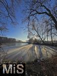 28.12.2024,  Winter in Bayern. Bad Wrishofen im Unterallgu. Abendstimmung am Waldsee im Sden der Stadt, die Wasserflche ist zugefroren, die Klte ist sprbar in der untergehenden Abendsonne. 