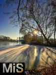 28.12.2024,  Winter in Bayern. Bad Wrishofen im Unterallgu. Abendstimmung am Waldsee im Sden der Stadt, die Wasserflche ist zugefroren, die Klte ist sprbar in der untergehenden Abendsonne. 