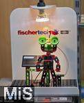 26.12.2024, Bad Wrishofen in Bayern, Weihnachten in der Fussgngerzone: Fischer-Technik Baukasten in einem Schaufenster eines Spielwarenladens. Roboter