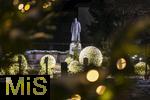 26.12.2024, Bad Wrishofen in Bayern, Weihnachten in der Fussgngerzone: Kneipp-Denkmal mit LED-Kugeln.