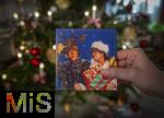 29.12.2024,   Symbolbild, die CD vom Kult-Weihnachtslied LAST CHRISTMAS von der Band WHAM aus England vor dem Weihnachstbaum im Wohnzimmer. Der Song von George Michael aus dem Jahr 1984 wird jhrlich in der Adventszeit zum Ohrwurm auf allen Sendern. Hier die Snger George Michael und Adrew Ridgeley auf dem Original-CD-Cover.