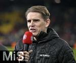 06.01.2025, Fussball 1. Bundesliga 2024/2025, Testspiel: RB Salzburg - FC Bayern Mnchen, in der Red Bull Arena Salzburg. Sportdirektor Christoph Freund (Bayern Mnchen) am FC Bayern Mikrofon.