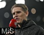 06.01.2025, Fussball 1. Bundesliga 2024/2025, Testspiel: RB Salzburg - FC Bayern Mnchen, in der Red Bull Arena Salzburg. Sportdirektor Christoph Freund (Bayern Mnchen) am FC Bayern Mikrofon.