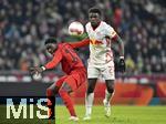 06.01.2025, Fussball 1. Bundesliga 2024/2025, Testspiel: RB Salzburg - FC Bayern Mnchen, in der Red Bull Arena Salzburg. v.l. Alphonso Davies (FC Bayern Mnchen) gegen Lucas Gourna-Douath (RB Salzburg) 