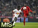 06.01.2025, Fussball 1. Bundesliga 2024/2025, Testspiel: RB Salzburg - FC Bayern Mnchen, in der Red Bull Arena Salzburg. v.l. Gaoussou Diakite (RB Salzburg) gegen Alphonso Davies (FC Bayern Mnchen) 