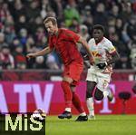 06.01.2025, Fussball 1. Bundesliga 2024/2025, Testspiel: RB Salzburg - FC Bayern Mnchen, in der Red Bull Arena Salzburg. v.l. Harry Kane (FC Bayern Mnchen) gegen Lucas Gourna-Douath (RB Salzburg) 