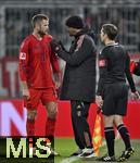 06.01.2025, Fussball 1. Bundesliga 2024/2025, Testspiel: RB Salzburg - FC Bayern Mnchen, in der Red Bull Arena Salzburg. v.l. Eric Dier (FC Bayern Mnchen) spricht mit Trainer Vincent Kompany (FC Bayern Mnchen) 