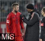 06.01.2025, Fussball 1. Bundesliga 2024/2025, Testspiel: RB Salzburg - FC Bayern Mnchen, in der Red Bull Arena Salzburg. v.l. Eric Dier (FC Bayern Mnchen) spricht mit Trainer Vincent Kompany (FC Bayern Mnchen) 