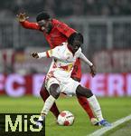 06.01.2025, Fussball 1. Bundesliga 2024/2025, Testspiel: RB Salzburg - FC Bayern Mnchen, in der Red Bull Arena Salzburg. v.l. Alphonso Davies (FC Bayern Mnchen) gegen Moussa Yeo (RB Salzburg) 