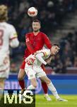 06.01.2025, Fussball 1. Bundesliga 2024/2025, Testspiel: RB Salzburg - FC Bayern Mnchen, in der Red Bull Arena Salzburg. Petar Ratkov (RB Salzburg) gegen Eric Dier (hinten, FC Bayern Mnchen) 