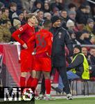 06.01.2025, Fussball 1. Bundesliga 2024/2025, Testspiel: RB Salzburg - FC Bayern Mnchen, in der Red Bull Arena Salzburg. Einwechslung v.li: Grayson Dettoni (Bayern Mnchen), Michael Scott (FC Bayern Mnchen) mit Trainer Vincent Kompany (FC Bayern Mnchen) 