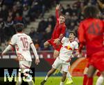 06.01.2025, Fussball 1. Bundesliga 2024/2025, Testspiel: RB Salzburg - FC Bayern Mnchen, in der Red Bull Arena Salzburg. oben: Arijon Ibrahimovic (Bayern Mnchen) gegen Stefan Bajcetic (RB Salzburg) 