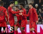 06.01.2025, Fussball 1. Bundesliga 2024/2025, Testspiel: RB Salzburg - FC Bayern Mnchen, in der Red Bull Arena Salzburg. Torjubel Aleksandar Pavlovic (Bayern Mnchen), Raphael Guerreiro (FC Bayern Mnchen), Kingsley Coman (FC Bayern Mnchen), Jonathan Asp-Jensen (FC Bayern Mnchen) 