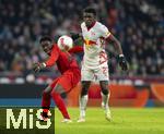 06.01.2025, Fussball 1. Bundesliga 2024/2025, Testspiel: RB Salzburg - FC Bayern Mnchen, in der Red Bull Arena Salzburg. v.li: Kingsley Coman (FC Bayern Mnchen) gegen Lucas Gourna-Douath (RB Salzburg) 