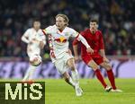 06.01.2025, Fussball 1. Bundesliga 2024/2025, Testspiel: RB Salzburg - FC Bayern Mnchen, in der Red Bull Arena Salzburg.  Mads Bidstrup (RB Salzburg) am Ball 