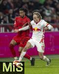 06.01.2025, Fussball 1. Bundesliga 2024/2025, Testspiel: RB Salzburg - FC Bayern Mnchen, in der Red Bull Arena Salzburg. v.li: Michael Olise (FC Bayern Mnchen) gegen Mads Bidstrup (RB Salzburg) 