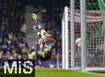 06.01.2025, Fussball 1. Bundesliga 2024/2025, Testspiel: RB Salzburg - FC Bayern Mnchen, in der Red Bull Arena Salzburg. Torwart Daniel Peretz (FC Bayern Mnchen) beim Aufwrmen 