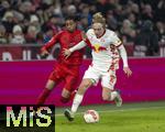 06.01.2025, Fussball 1. Bundesliga 2024/2025, Testspiel: RB Salzburg - FC Bayern Mnchen, in der Red Bull Arena Salzburg. v.li: Michael Olise (FC Bayern Mnchen) gegen Mads Bidstrup (RB Salzburg) 