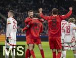 06.01.2025, Fussball 1. Bundesliga 2024/2025, Testspiel: RB Salzburg - FC Bayern Mnchen, in der Red Bull Arena Salzburg. v.li: Torjubel Eric Dier (FC Bayern Mnchen) mit Thomas Mller (FC Bayern Mnchen) 