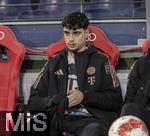 06.01.2025, Fussball 1. Bundesliga 2024/2025, Testspiel: RB Salzburg - FC Bayern Mnchen, in der Red Bull Arena Salzburg. Aleksandar Pavlovic (Bayern Mnchen)  auf der Bank.