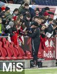 06.01.2025, Fussball 1. Bundesliga 2024/2025, Testspiel: RB Salzburg - FC Bayern Mnchen, in der Red Bull Arena Salzburg. Trainer Vincent Kompany (FC Bayern Mnchen) nach dem Spiel bei den Fans.