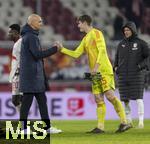 06.01.2025, Fussball 1. Bundesliga 2024/2025, Testspiel: RB Salzburg - FC Bayern Mnchen, in der Red Bull Arena Salzburg. v.li: Trainer Thomas Letsch (RB Salzburg) shakehands mit Torwart Max Schmitt (FC Bayern Mnchen) 