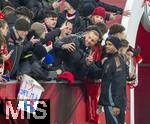 06.01.2025, Fussball 1. Bundesliga 2024/2025, Testspiel: RB Salzburg - FC Bayern Mnchen, in der Red Bull Arena Salzburg. Trainer Vincent Kompany (FC Bayern Mnchen) nach dem Spiel bei den Fans.